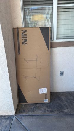 Electric standing desk