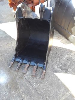 24" Caterpillar Digging Bucket