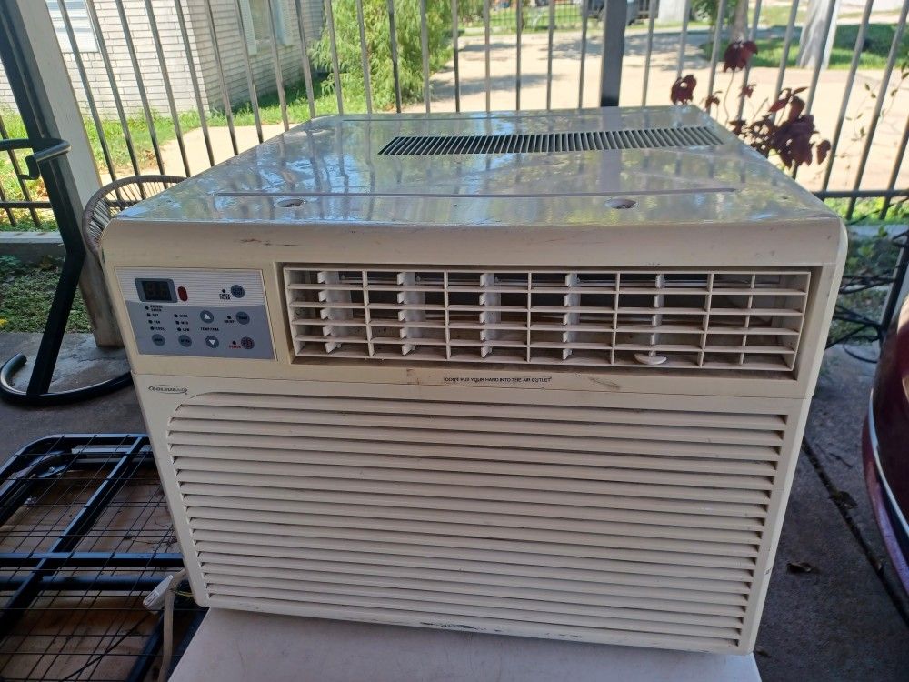 Nice Used Soleus 12.000 Btus Air Conditioner. Wall Mount.
