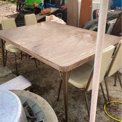 Vintage  Table And Chairs   5 Chairs One Needs Repaired