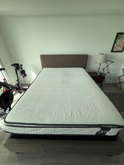 2-Year Old Firm Queen Bed with Head and Footboards