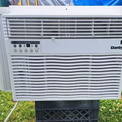 Air Conditioner  - 12,000 BTU Window Unit, WIFI Ready, Energy Saver,  Digital, Like New