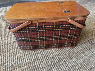 Vintage Redmon Picnic Basket With Original Service Set