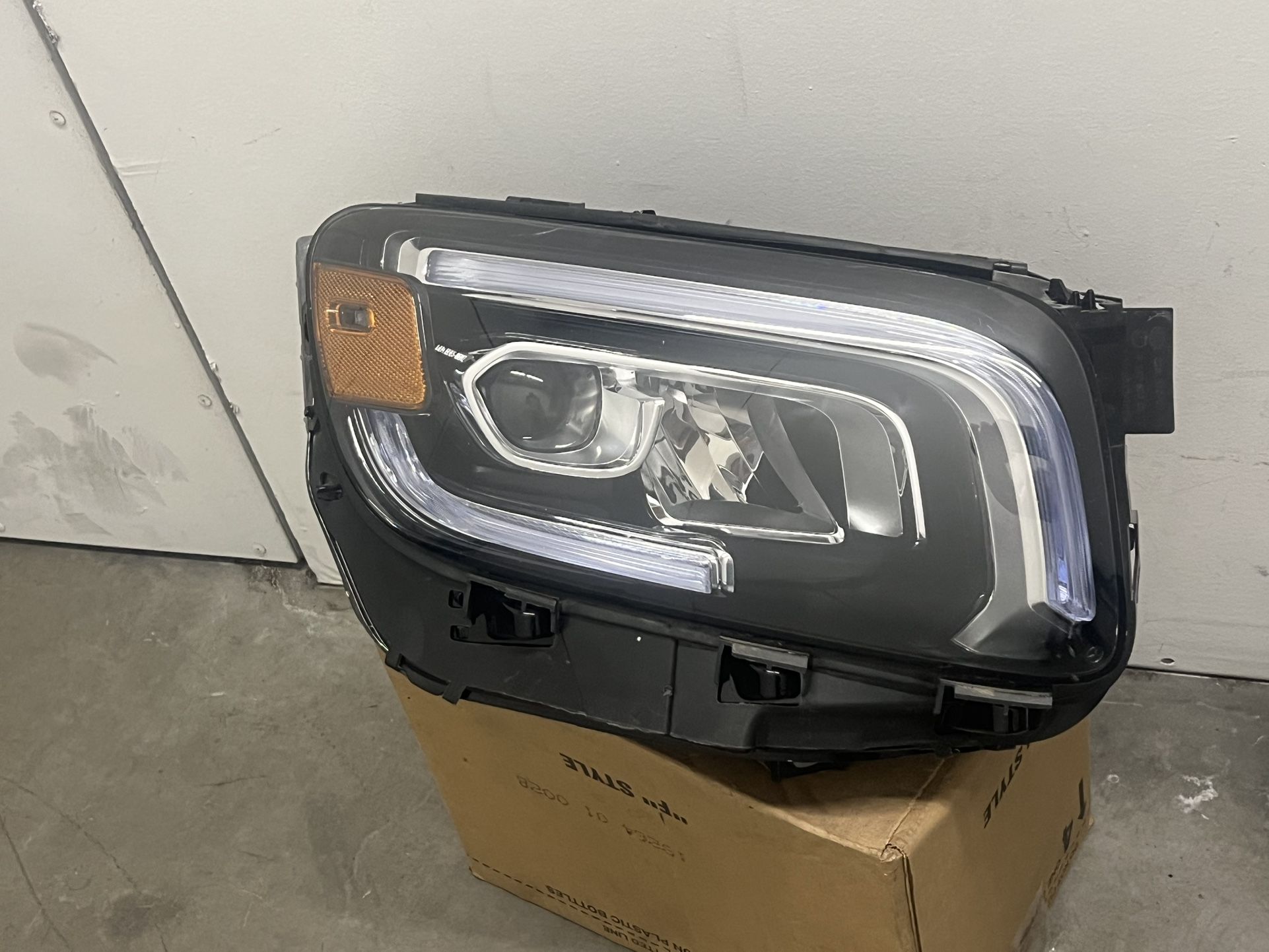 2020-2023 X247 GLB200 HEADLIGHT MULTI BEAM MERCEDES BENZ RIGHT PASSENGER SIDE COMPLETE WITH MODULES IN PERFECT CONDITION 