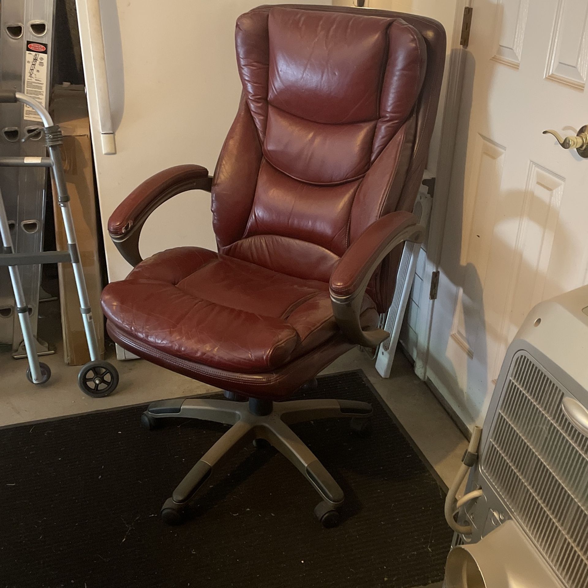 Swivel office desk chair