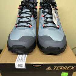 DS Women’s Adidas Terrex AX4 Mid GTX size 8