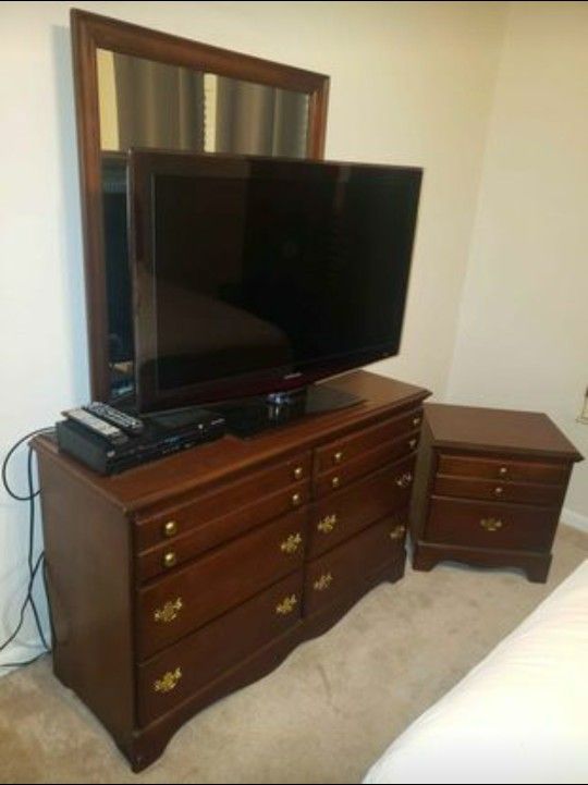 Cherry Wood Bedroom Set: Dresser, Mirror, Nightstand 