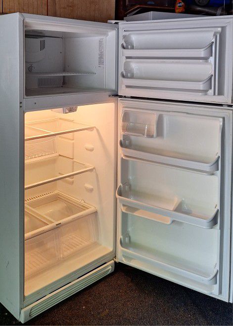 White 18 Cubic Feet Refrigerator 