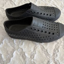 Free NATIVE SHOES (men6/womens 8)