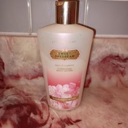 Victoria's Secret Sweet Daydream Hydrating Body Lotion Apple & Raspberry 250 mL