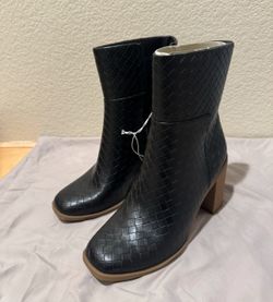 Universal thread Boots size 7