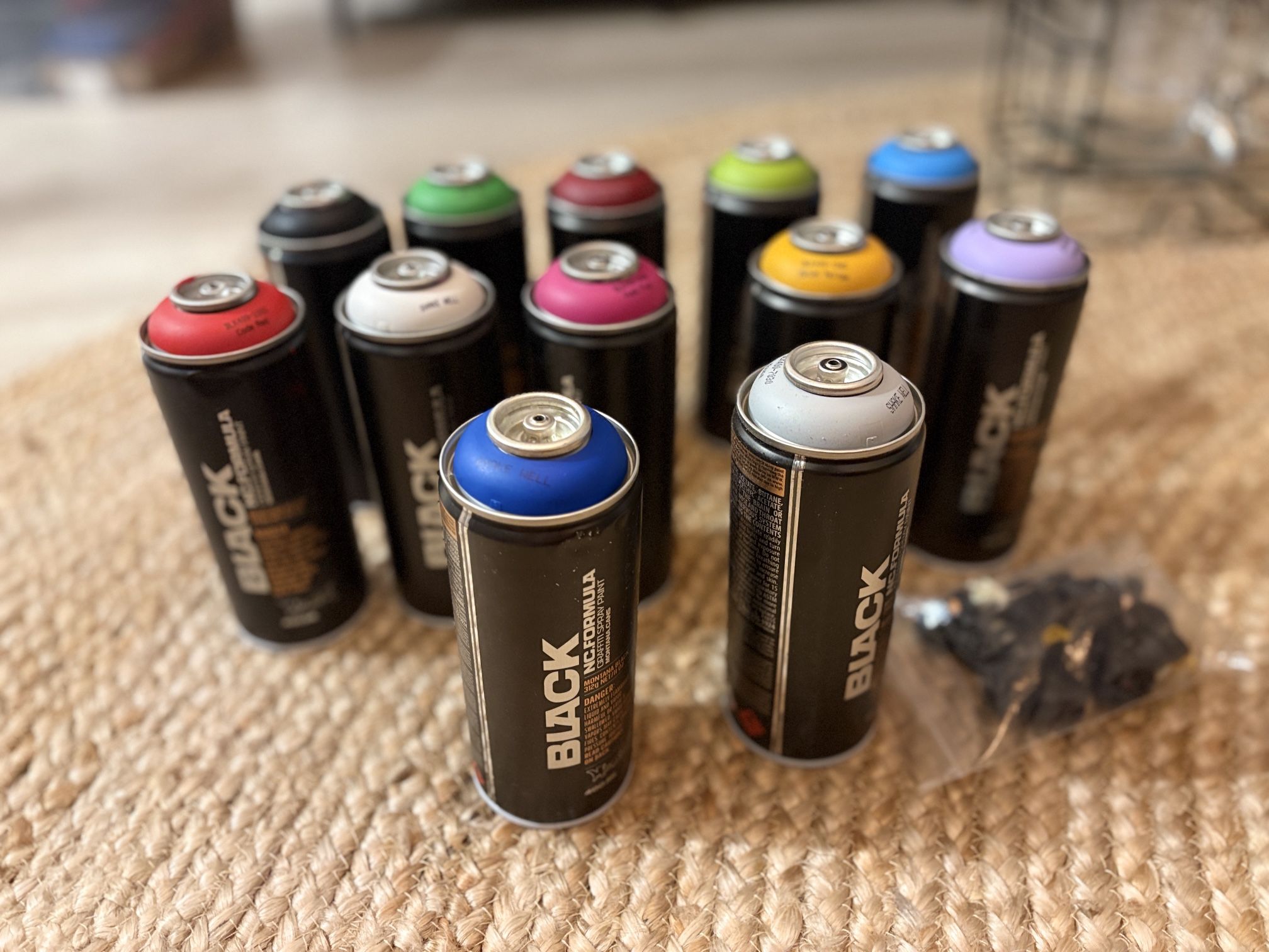 Montana Black 400ml Popular Colors Set of 12 Graffiti Street Art Mural Spray Paint