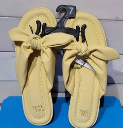 Women's Bow Thong Sandals $5.00 (One Available In Size 7)