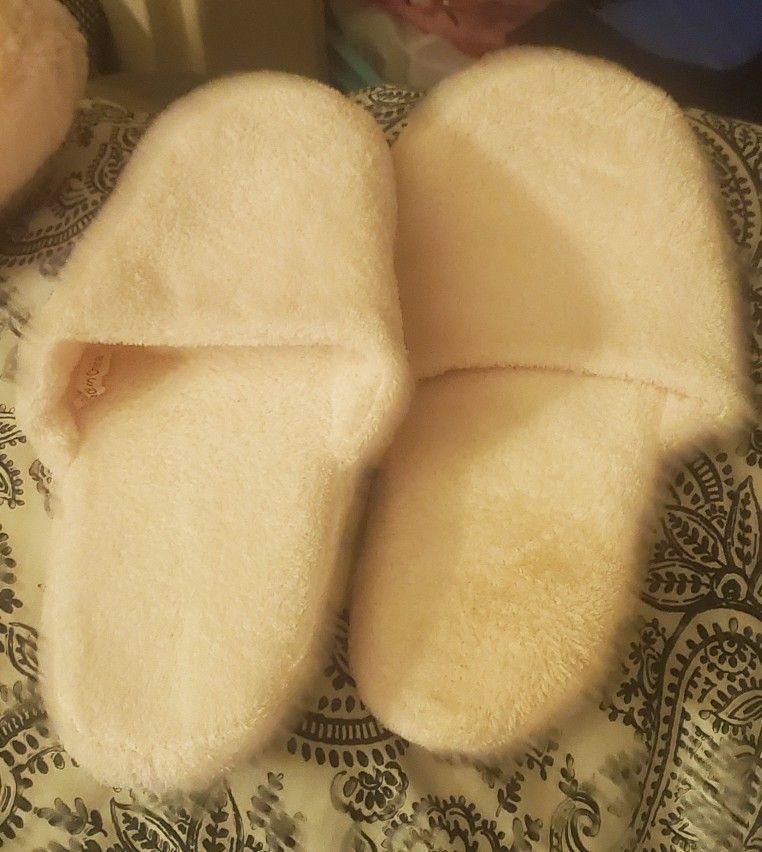 LIGHT PINK SLIPPERS