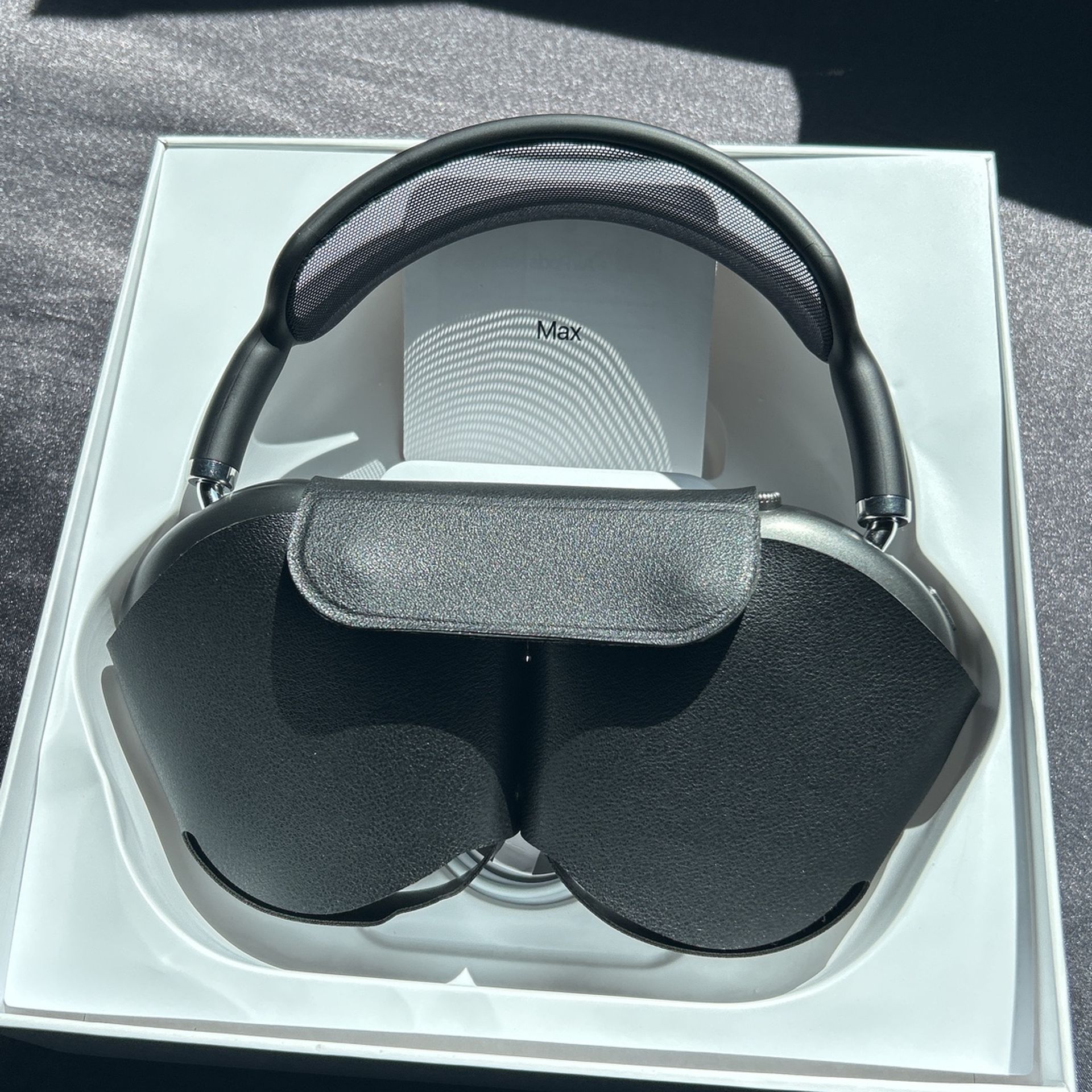 AirPod Maxes with smart case