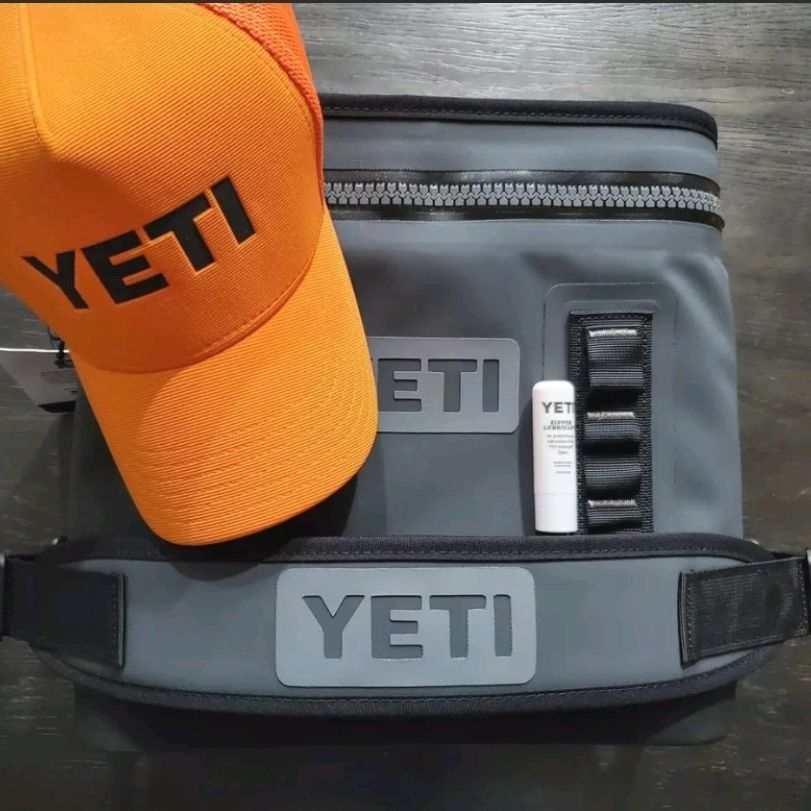 New YETI Hopper Flip 12 Portable Soft Cooler Navy Model GS3130-1 With Yeti  Hat for Sale in Dallas, TX - OfferUp