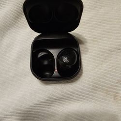 Galaxy Pro Buds Case and right ear