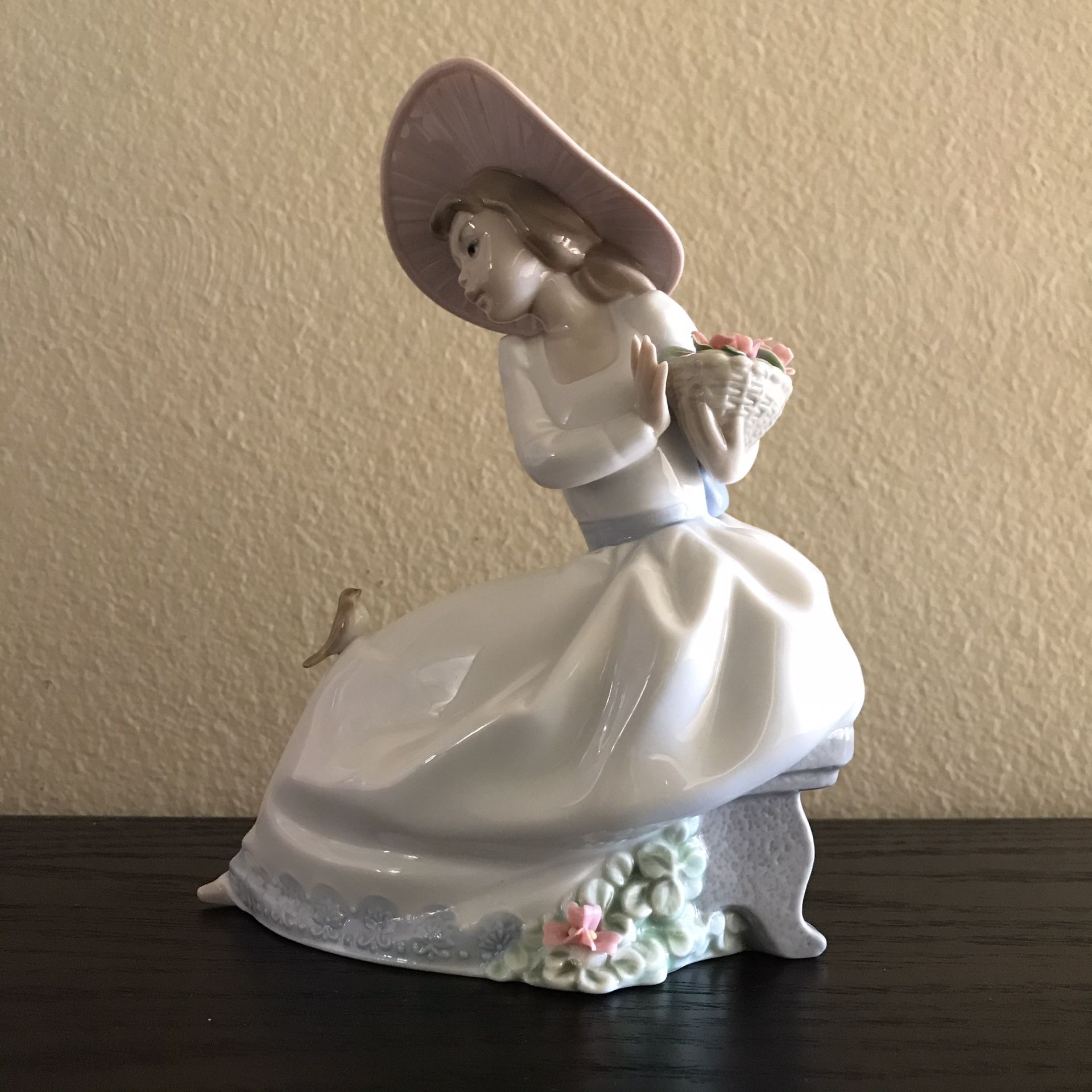 Noa Figurine Girl Simpatico Ruisenor Hand Made In Spain by Lladro