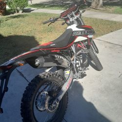 DIRTBIKE 2024 250 CC BASICALLY BRAND NEW STUNNER
