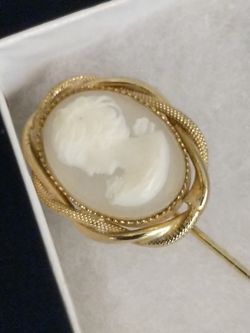 GOLD PLATED CAMEO PIN