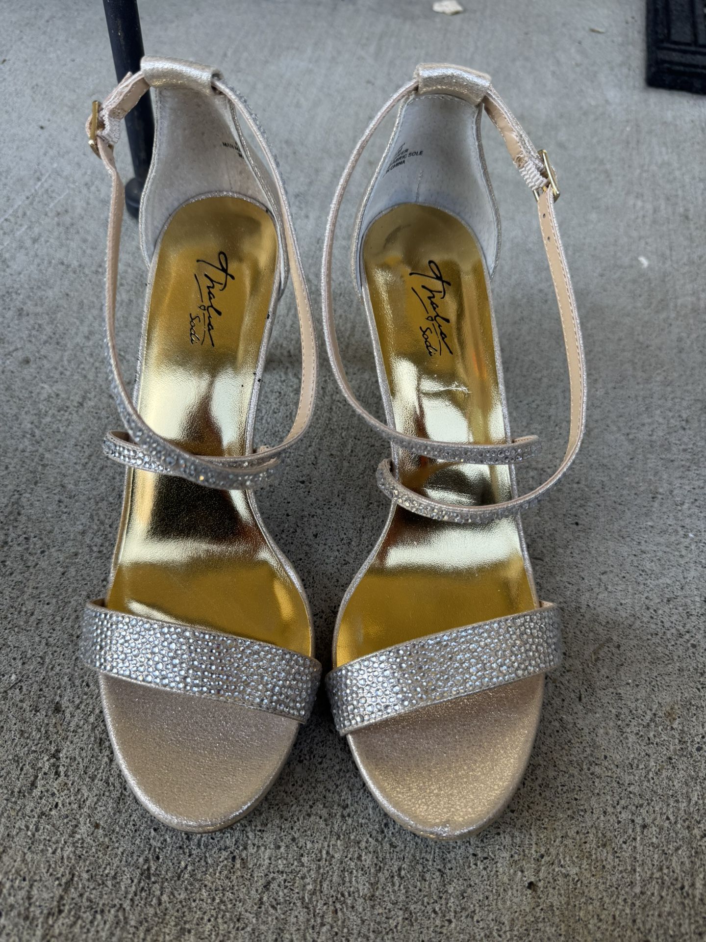 Thalia Sodi gold Sparkle High Heels