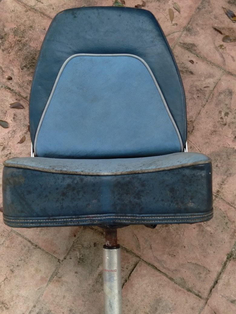 Bass Boat seat with pedestal