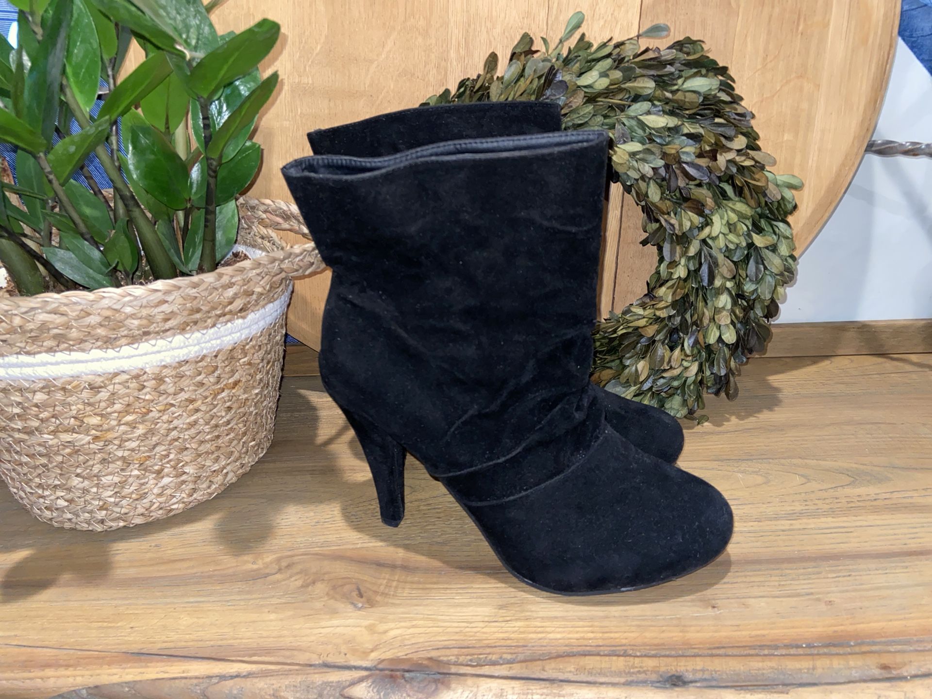 Geri C NY synthetic black suede booties Size 9