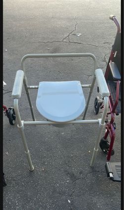 Chair, Portable Toilet, Supports Individuals Weighing Up To 350 Lbs, with 7.5 Qt. Bucket and 13.5 Inch Seat, Grey