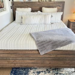 King Size Bed. Includes Brand New Mattress And Nightstand.  Hablo Español