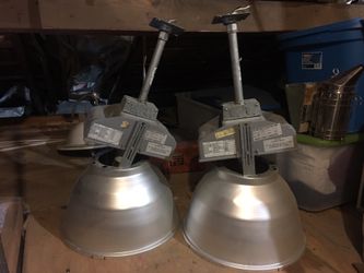Lamp metal Halide 400 watt light fixture with lamp.