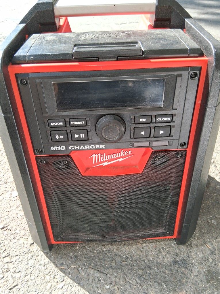 Milwaukee Radio And Charger Kit M18 Bluetooth And USB (New)