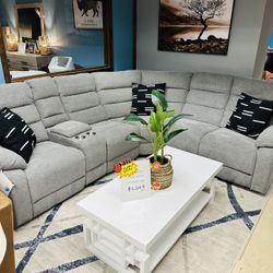 Grey Reclining Sectional Brand New 30% Off 