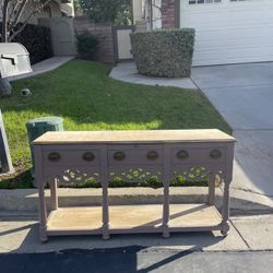 Free Entry Way Table