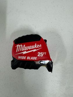 MILWAUKEE 25 ft. Wide Blade Magnetic Tape Measure With 18 ft. Reach