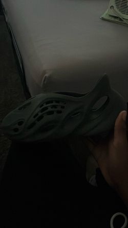 yeezy foam runners size 11