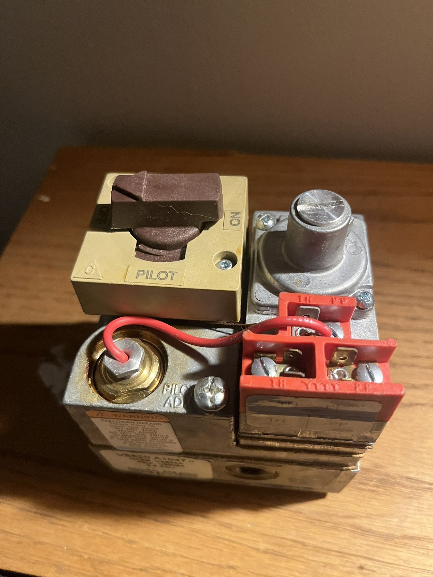 Honeywell Vs820 A 1047 Single Valve standing pilot combination, gas control