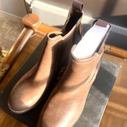Women’s Boots Size 8 – New Condition