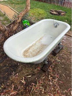 Claw foot bath tub