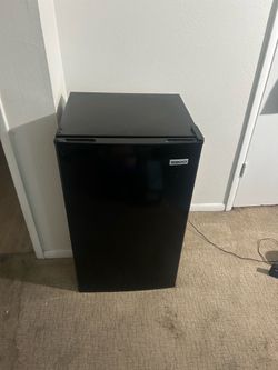 Igloo 2.6 Cu. Ft. Compact Mini Refrigerator