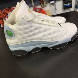 Gym shoes Youth Size 6.5y (840785-1)