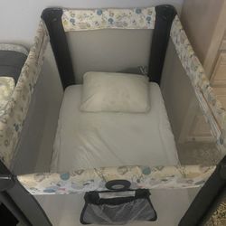 Crib, Mattress & 2 Fitted Sheets