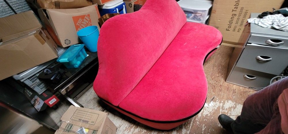 Lips Couch
