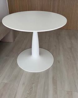 White Round Tulip Pedestal Dining Table
