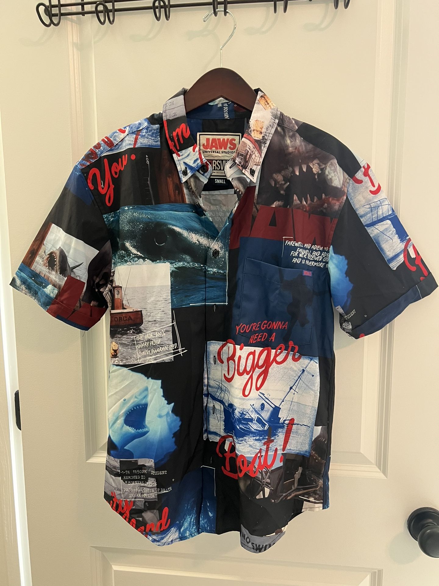jaws rsvlts men’s size small button up shirt 