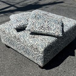 Mint Condition Ottoman With 2 Matching Pillows!!
