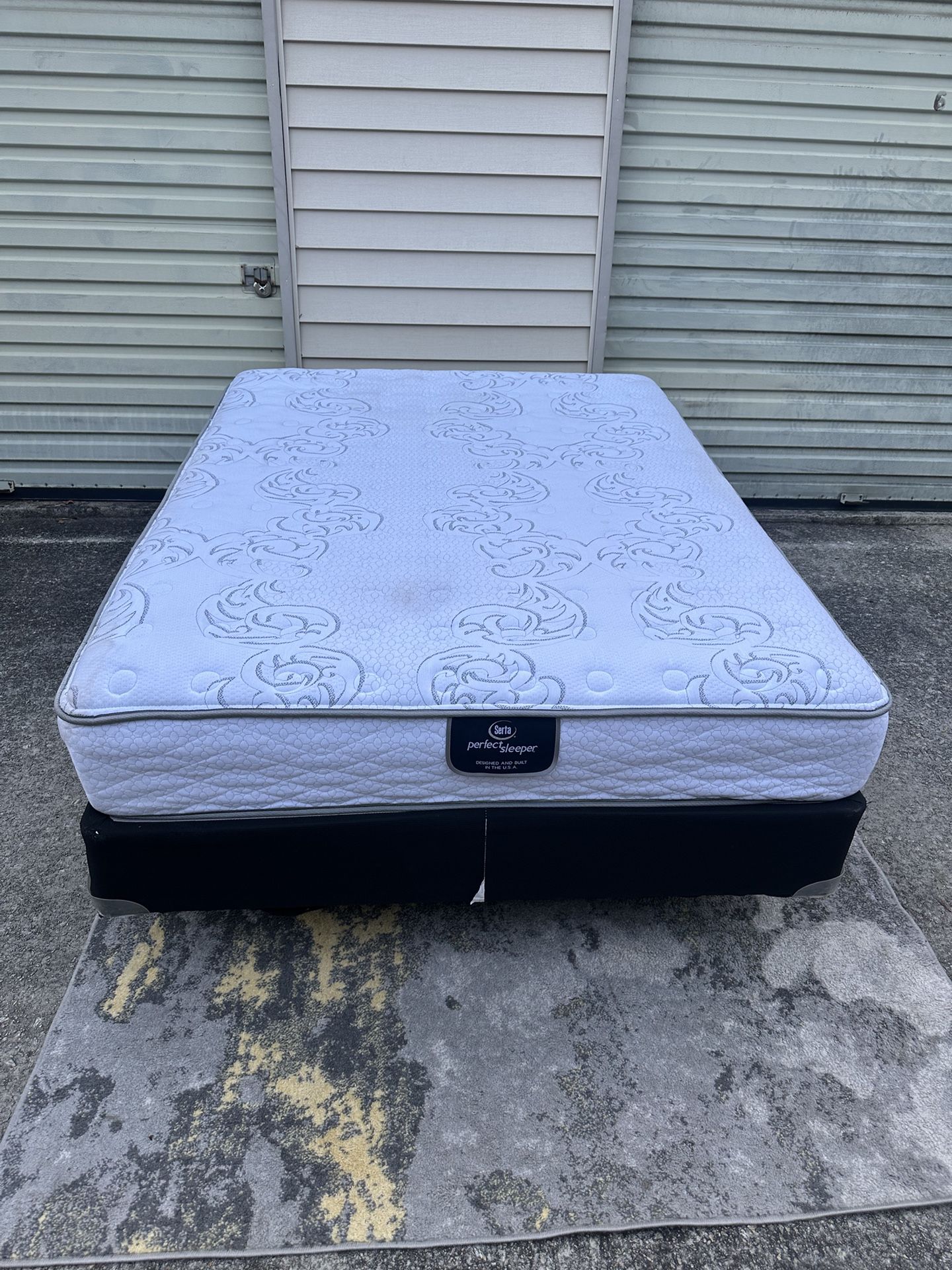 Queen Serta Bed With Medal Frame (Delivery Available!)