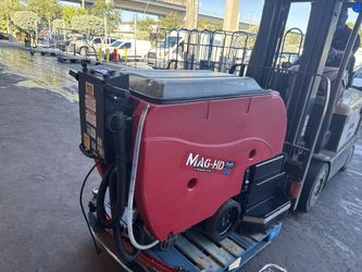 Heavy-Duty Auto Scrubber – Fully Functional • Low Use