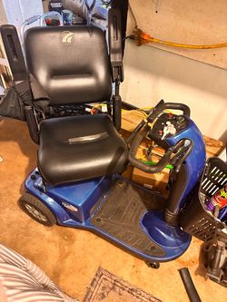Golden Technologies Mobility Scooter + Harmar Electric Lift – Excellent Working Condition!