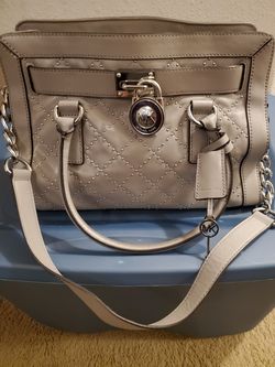 Cute Michael Kors purse only used 1 time. Perfect condition! 100$