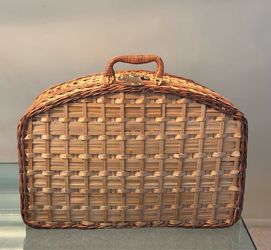 New Wicker And Leather Outside with Fabric Lined Inside Picnic Basket